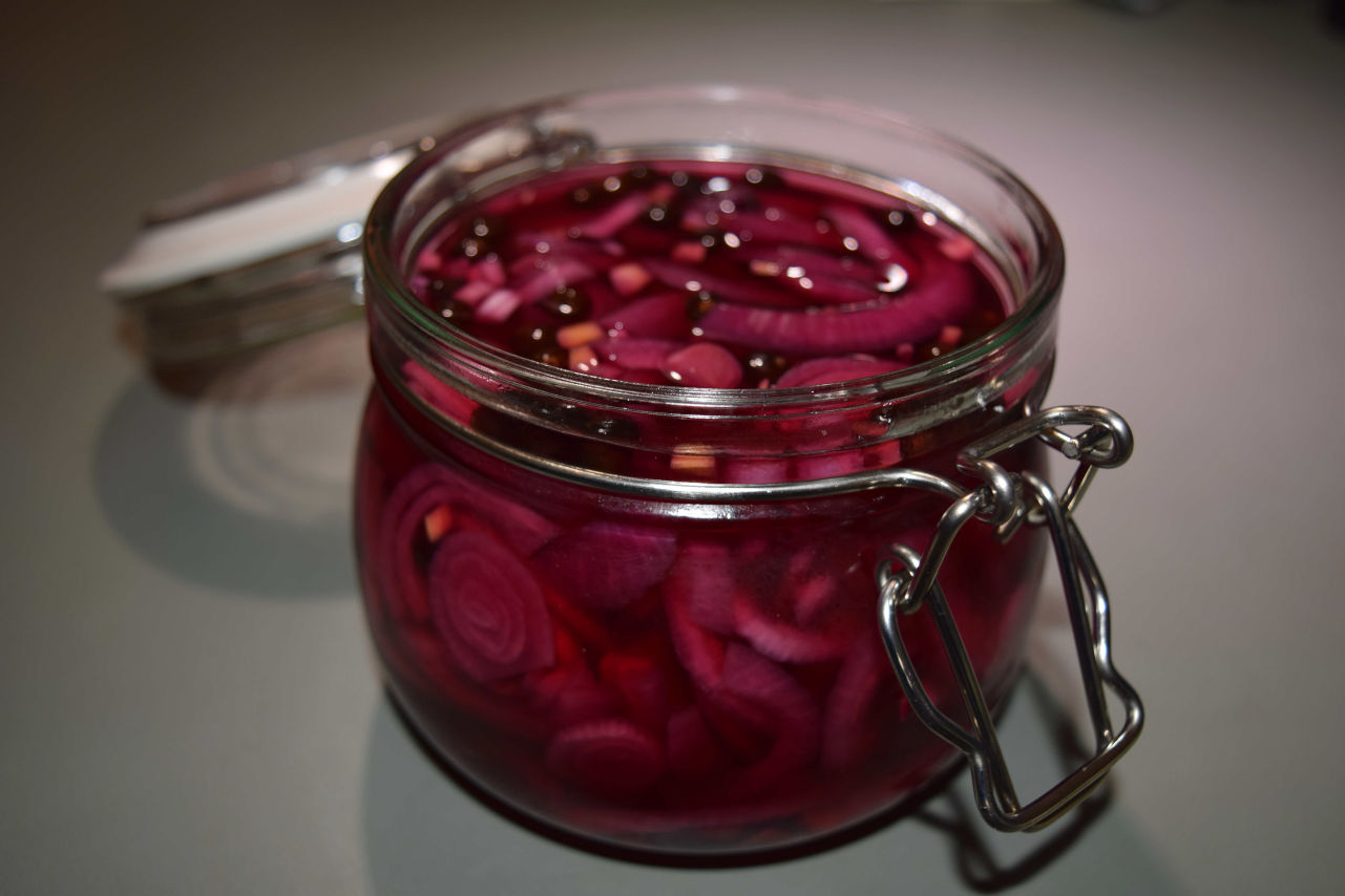 Eingelegte rote Zwiebeln