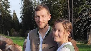 Maria Mayer und Mann an einer Waldlichtung stehend